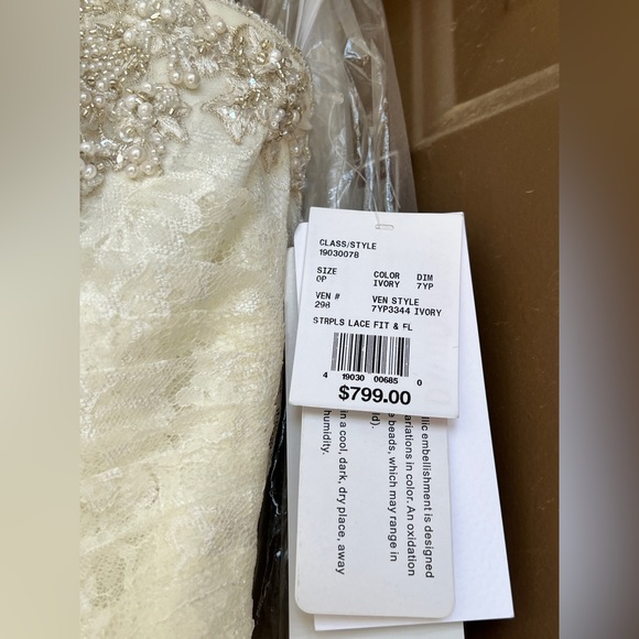 Ivory Wedding Dress Never Worn Perfect condition Size 0 Petite Lace & Train OTNW - Picture 3 of 12